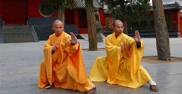 Заставляют работать и молиться: монахи массово уходят из Шаолиня после реформ нового настоятеля
