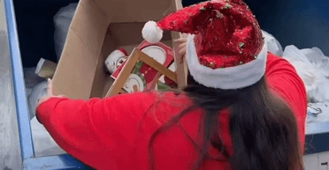 Женщина сэкономила 20 тысяч долларов, находя подарки в мусорных баках (фото)