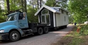 Даже нельзя встать: женщина удивила всех своим крошечным домом (видео)