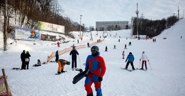 "Самый длинный склон" с видом на озеро: в Киеве открыли горнолыжную трассу (фото)