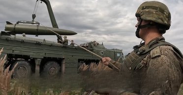 "Искандер" в Калининграде и бомбы в Арктике: ВС РФ задействовали ОТРК и Ту-95 на "Запад-2025" (видео)