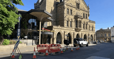 У центрі міста обвалилася дорога, а під нею опинилася стародавня лікарня: що там знайшли (відео)