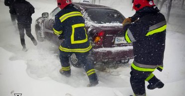 48 ДТП и 131 населенный пункт без света: Одесскую область накрыла непогода (фото, видео)