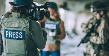 Росія створює "коридори" для ЗМІ у зоні бойових дій: у МЗС України попередили про ризики для журналістів