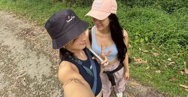 Дівчина позувала для фото на природі й не побачила, що повзе біля її ноги (фото)