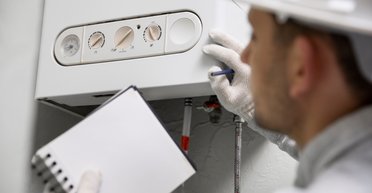 Сантехник пришел чинить бойлер и наткнулся на ценную находку: владелица была шокирована (фото)