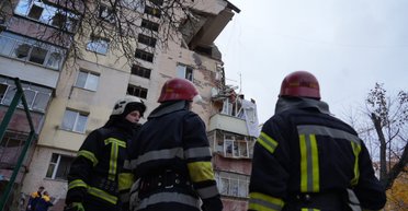 Зруйнований під'їзд, поранені та пошуки людини під завалами: що відомо про вибух у Хмельницькому (фото)