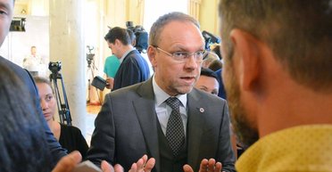 "Очень специфически отношусь": Власенко отреагировал на идею отправлять на фронт депутатов