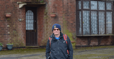 Відсоток від угоди: чоловік заробляє тисячі на пошуку покинутих будинків (фото)