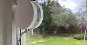 Пристрій Power Mole передає электроенергію прямо через скло: як це працює (фото)