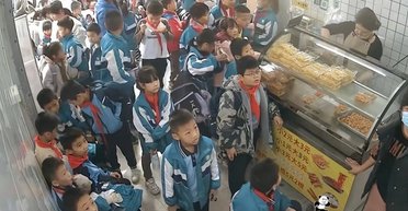 Сотни школьников "делают кассу" закусочной за разрешение посмотреть мультики по телевизору
