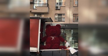 Мишка ценой машины: в Киеве создали композицию из цветов за более чем 500 тысяч гривен (видео)