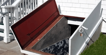 Ремонт подвала превратился в детектив: находка за фальшивой стенкой поразила людей (фото)