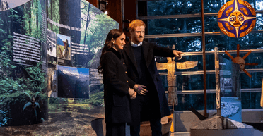 Меган Маркл зʼявилася на публіці в пальті з цікавою назвою (фото)