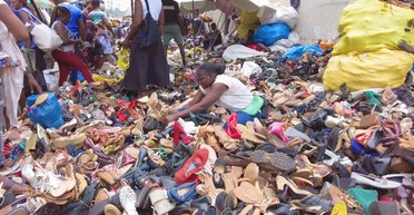 Быстрая мода убивает природу: выброшенной одежды мировых брендов стало слишком много (видео)