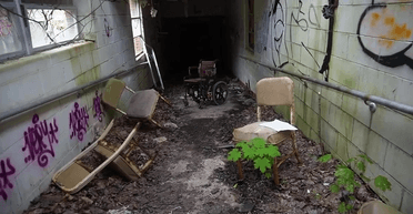 "Ми тут не одні": людей налякала моторошна іграшка в покинутій психіатричній клініці (відео)