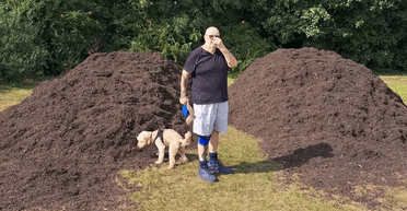 Летают тысячи мух: возле дома пенсионера выбросили "20 тонн навоза" (фото)