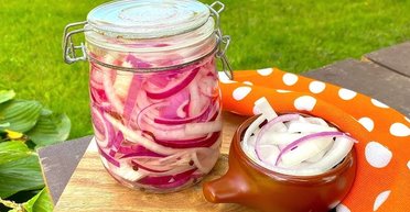 До м'яса і для салатів: рецепт маринованої цибулі на зиму