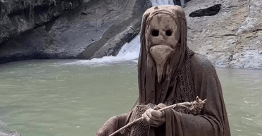 Охороняє священний водоспад: блогер показав "найстрашніше плем'я" в незвичайному одязі (фото)