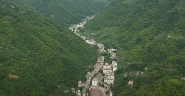 Жители "самого узкого города мира" живут "на грани катастрофы" (фото)