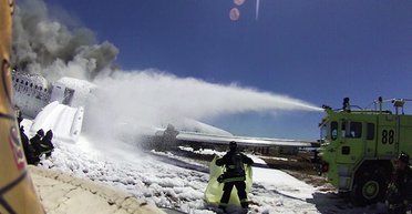 Дівчинка вижила в авіакатастрофі, але її переїхала прибула пожежна машина (фото)