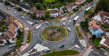 Стало хуже, чем было: в Британии на крошечной круговой развязке поставили 36 светофоров (фото)