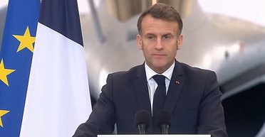 "Взгляд тигра": Макрон пошутил по поводу своего внешнего вида перед военными (видео)