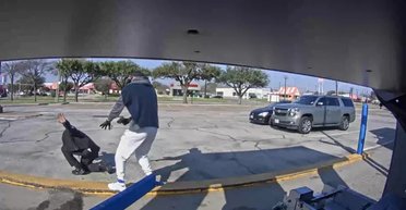 Грабіжник банкоматів зняв штани з охоронця під час пограбування (відео)