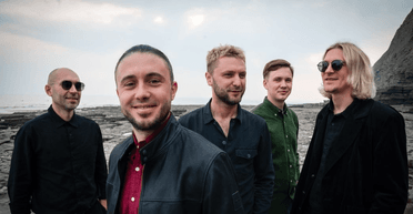 "Українці непереможні": "Антитіла" виступили на вулиці в Полтаві через повітряну тривогу (відео)