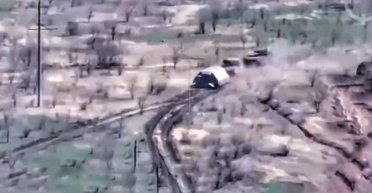 Креативность набирает обороты: ВС РФ штурмовали Красногоровку танком-черепахой (видео)