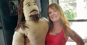 Золота жила: жінка продає в'язані ляльки Джейсона Момоа в натуральну величину (фото)