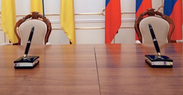 В постели с врагом. Почему Украина не разрывает отношения с Россией