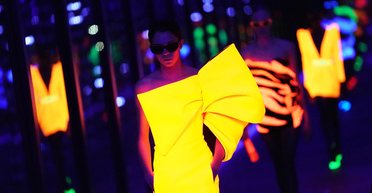 Клетчатый Dior и неоновый Saint Laurent. Знаковые показы Недели моды в Париже