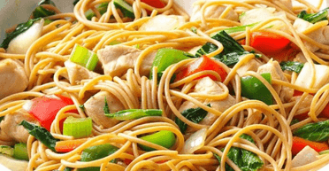 Ароматна куряча печеня із соєвим соусом і локшиною: простий рецепт поживної вечері