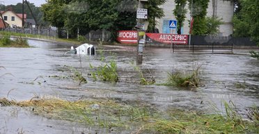 Тонули и переворачивались машины: Львов ушел под воду из-за сильного ливня (видео)