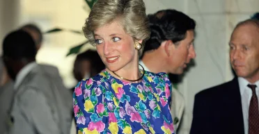 Цветочное платье принцессы Дианы продали за более 500 тысяч долларов: почему вещь стала особенной для людей