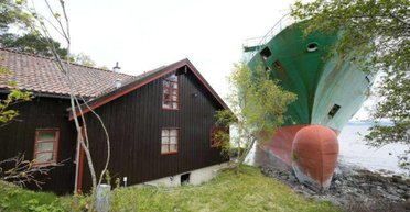 Мужчина проснулся и обнаружил у дома 135-метровый корабль (фото)