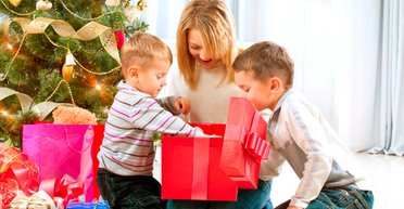 Праздники без потребительства. 7 способов научить ребенка дарить подарки