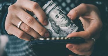 Секрети валютного ажіотажу: як Нацбанк спонукає українців до купівлі доларів