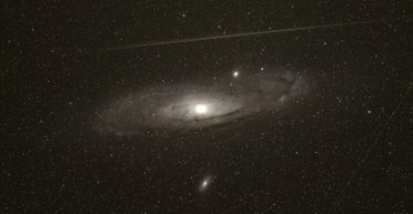 У космосі "палець" із галактик вказує прямо на Чумацький Шлях: в астрономів поки що немає пояснень