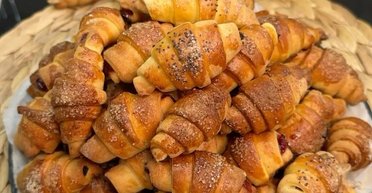 Смачно, як у дитинстві: рецепт ніжних рогаликів із начинкою (відео)