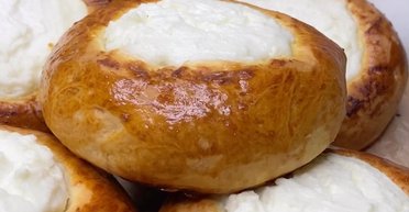 Ватрушки з сиром: рецепт випічки, улюбленої з дитинства (відео)