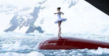 "Лучше, чем ИИ": балерина станцевала на носу ледокола в Антарктиде (видео)