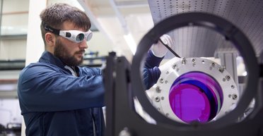 У трильйони разів яскравіший за сонце. Учені збирають найпотужніший у світі лазер: навіщо він потрібен