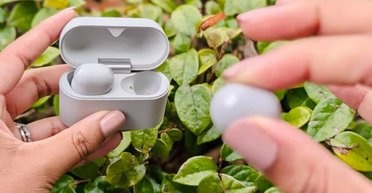 Значительно превосходят AirPods: эксперт объяснила, в чем наушники Sony лучше (фото)