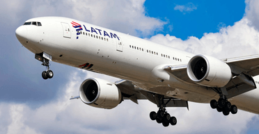 Упав у туалеті: пілот літака помер після екстреної посадки (фото)