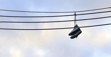 Перевірка фактів: навіщо люди закидають кросівки на дроти і які таємниці вони приховують