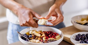 Приводит к ожирению: 6 ошибок, которые превратят овсянку в калорийную бомбу