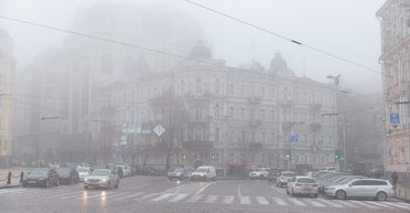 Київ та низку областей України накрив густий туман: у столиці оголосили І рівень небезпеки (відео)