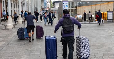 Выезд мужчин 18-22 лет за границу: что происходит с рабочими местами и как вернуть ребят в Украину